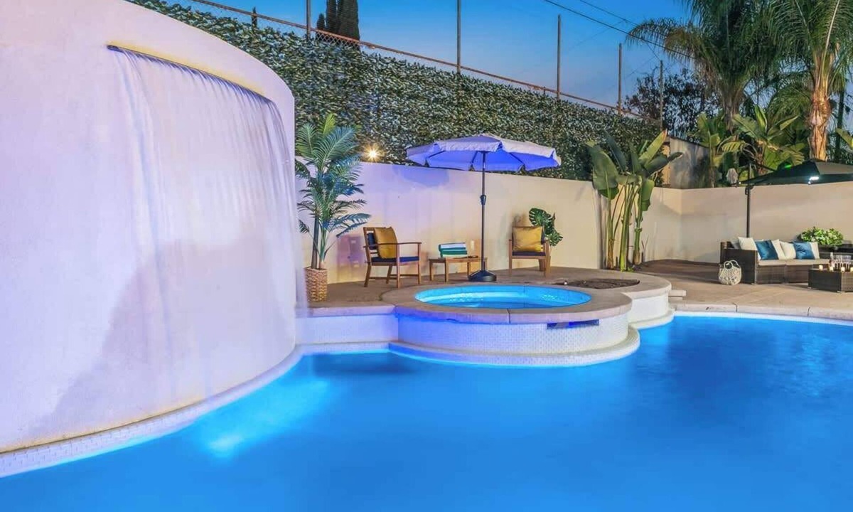 North Hollywood House | 182 - Entertainer’s Dream: Luxury Pool & Spa