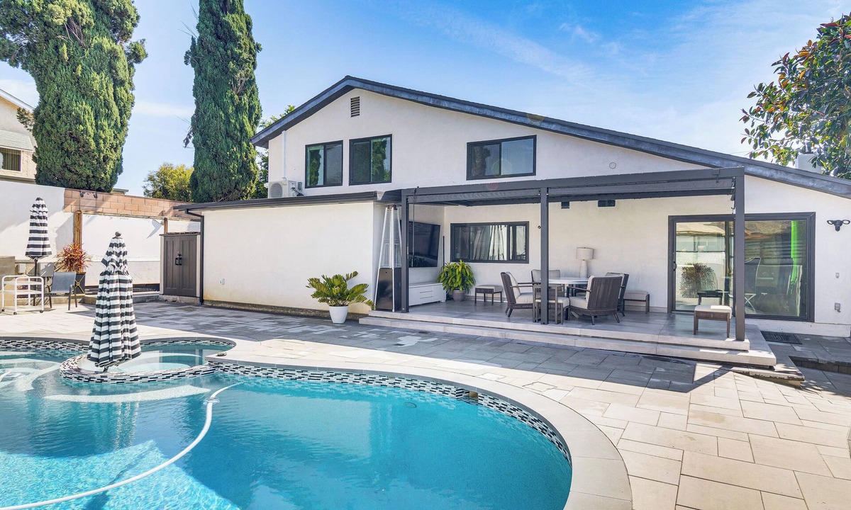 Granada Hills South House | < 2 Mi to CSUN! High-End Retreat w/Outdoor Oasis