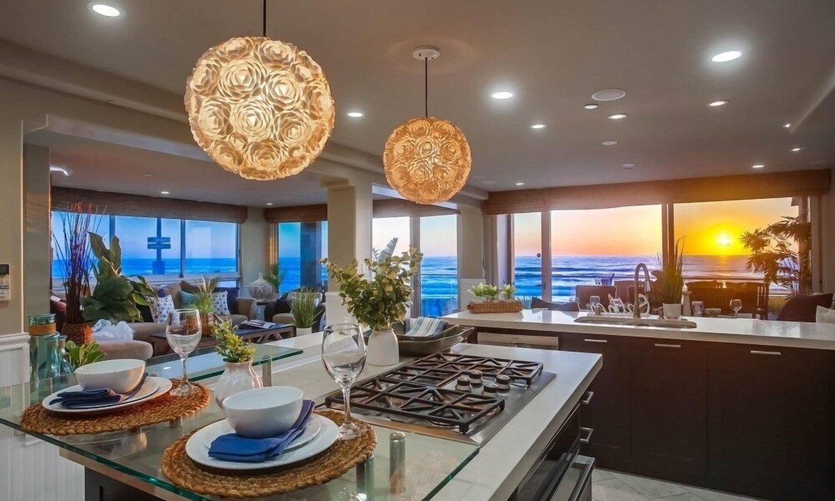 Mission Beach House | 2 Ocean Front Units ★ 2 Patios ★ 2 Levels