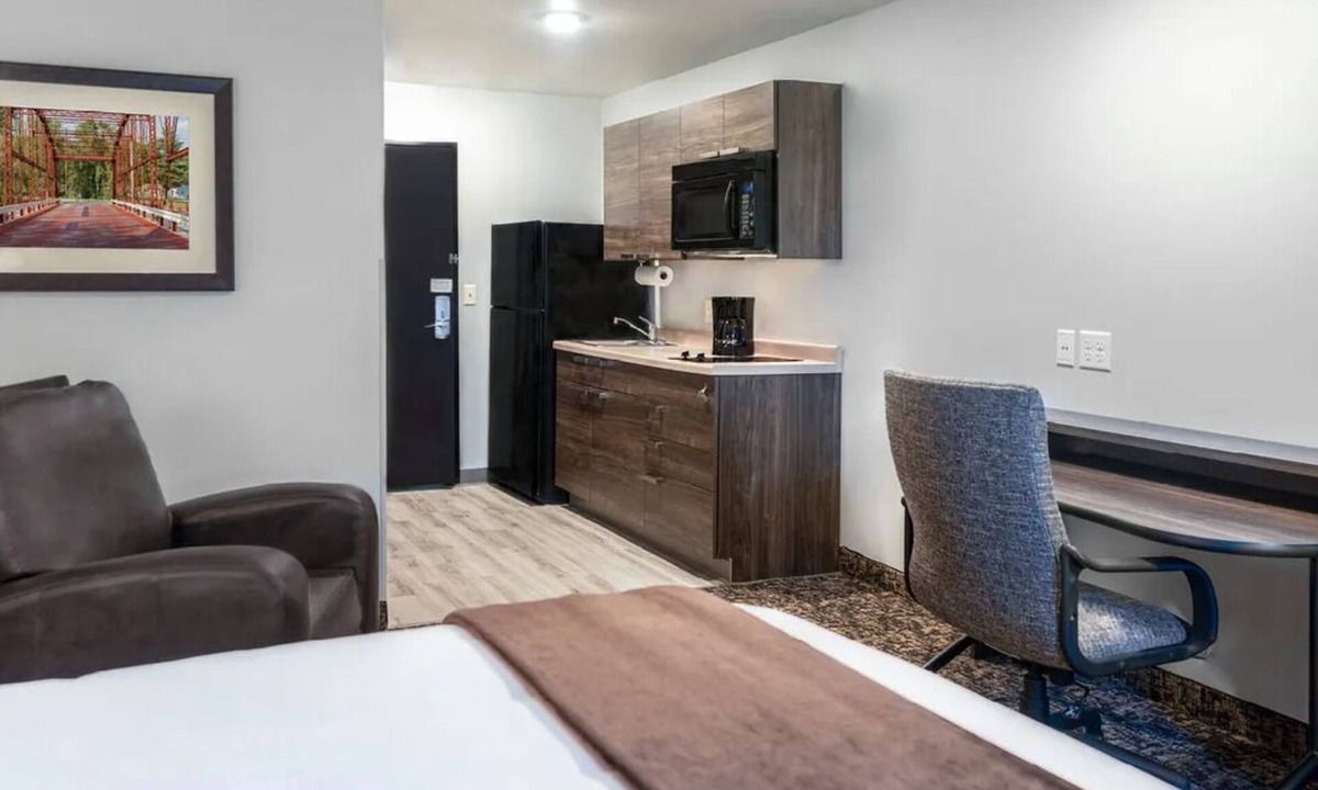 Redding Hotel | 2-Room Modern Escape w/Kitchenette & Blackout Curtains for Restful Nights