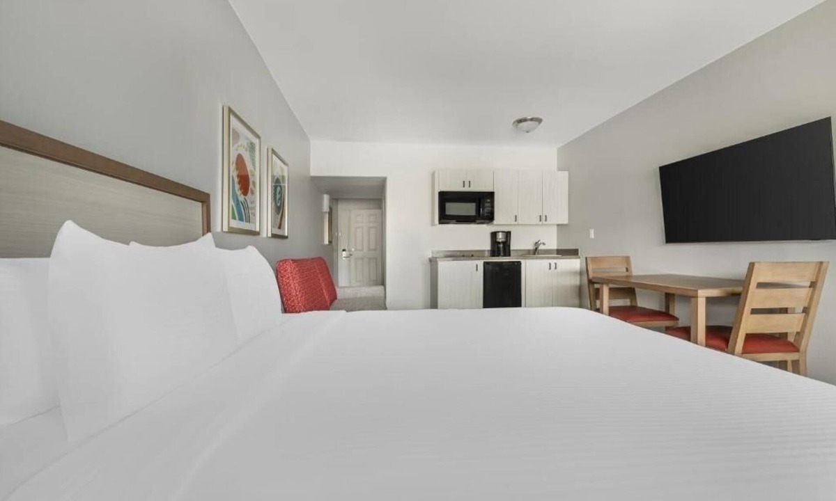 Canyon Corridor Hotel | 2 Rooms Retreat with Balcony & Scenic Views for Leisure and Comfort