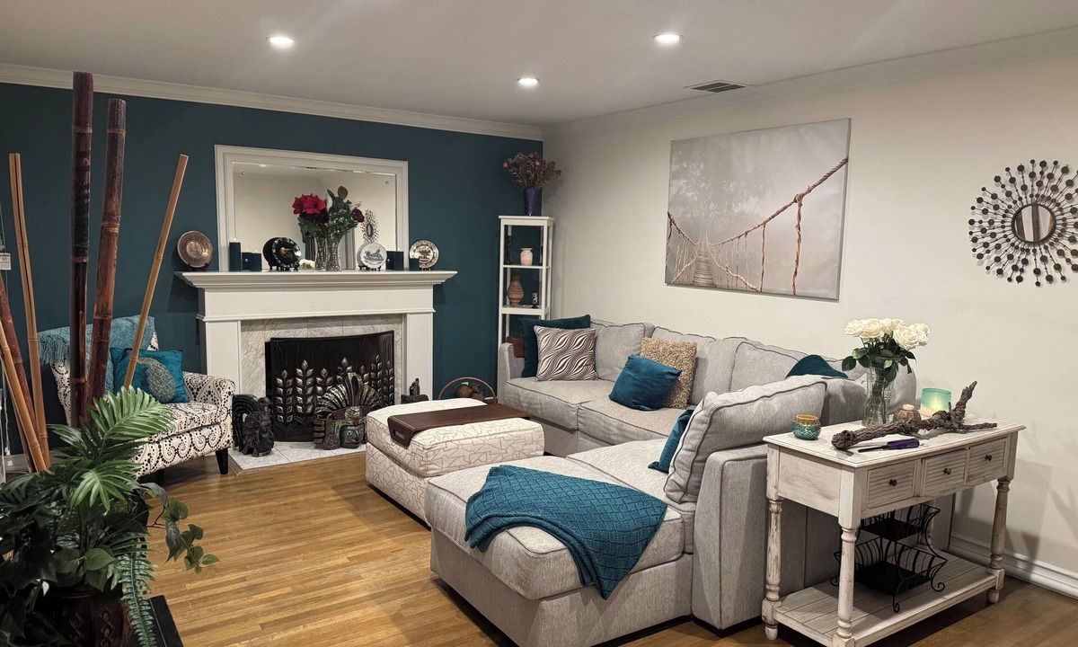 Magnolia Park House | 3-bedroom Burbank Pool home close to studios and a Park across the street!