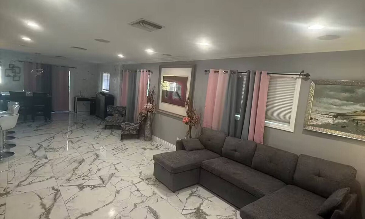 Panorama City House | 3-bedroom house in enchanting in LA with AC fitness area and swimming pool