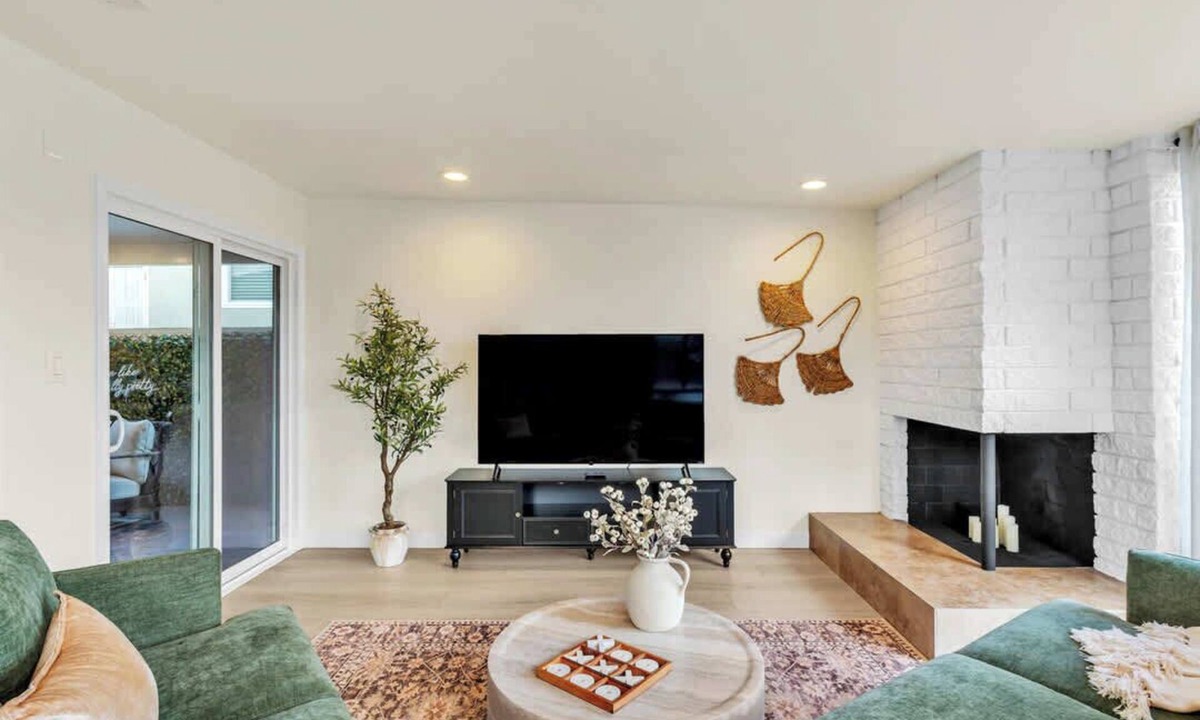 Allied Gardens House | 3BR with Hot Tub, Sunset Deck, AC, Luxury Dining