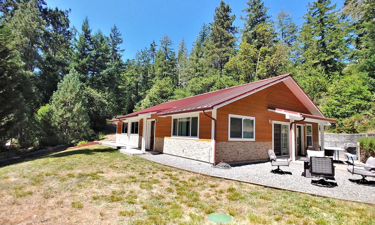 Hiouchi Cabin | 4 bedroom Vacation Rental in the Redwood Forest!