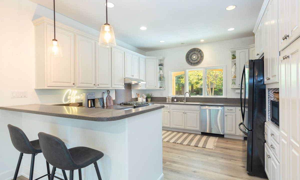 Windsor House | 5bd/4ba w/Poolside Guest House - near Healdsburg