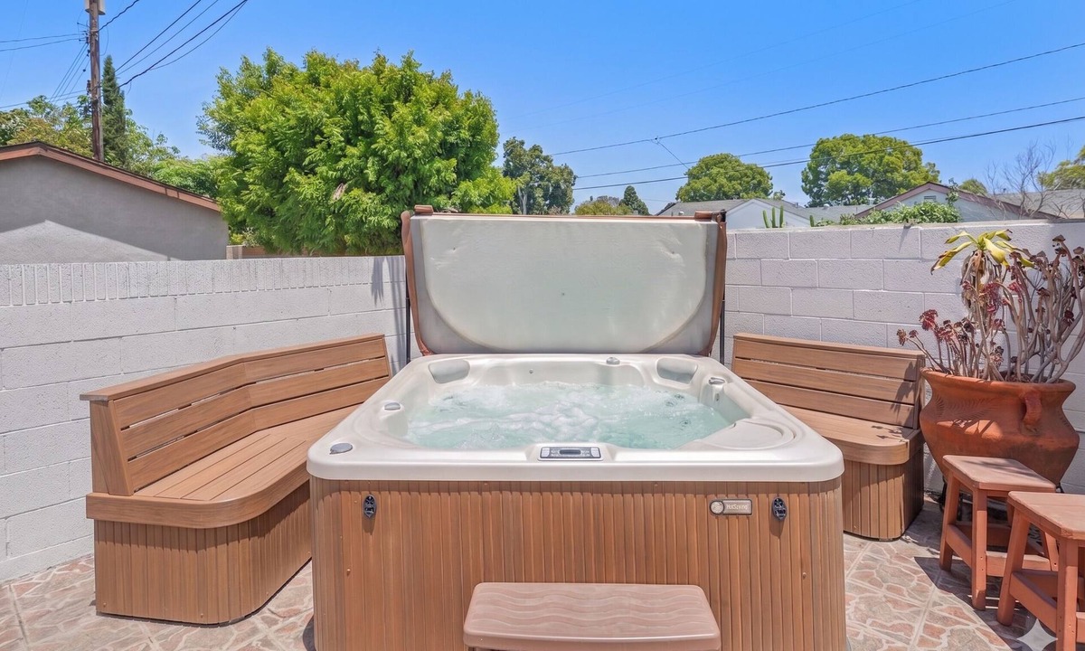 Norwalk House | 5BR Sleeps 16+ | Jacuzzi, Playground & BBQ