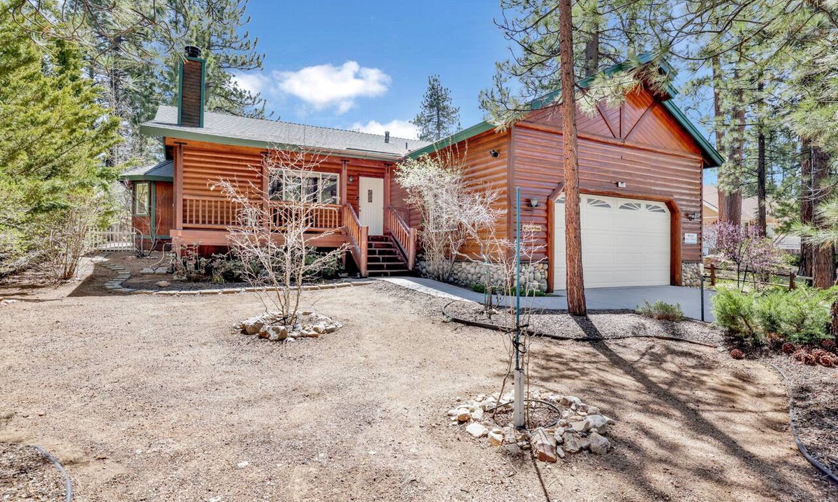 Fox Farm Cabin | Aspen Grove Chalet: Fenced Private Yard, High-Speed WiFi & Minutes to the Lake