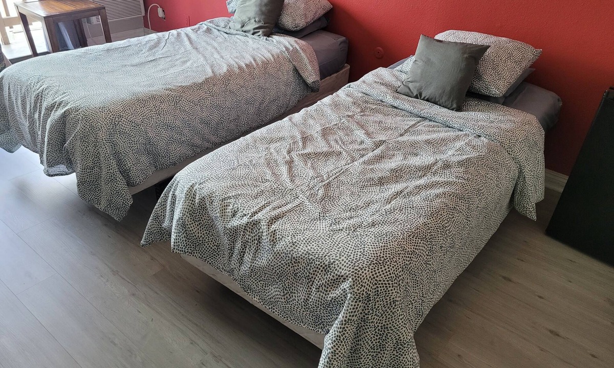 Beverly Hills Hotel | (B17) Double Spacious Unit with Private Bath