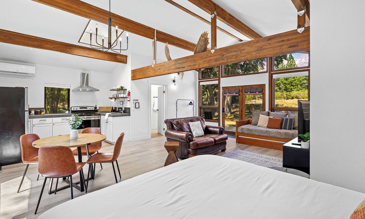 Mount Shasta Hotel | Basecamp Lodge