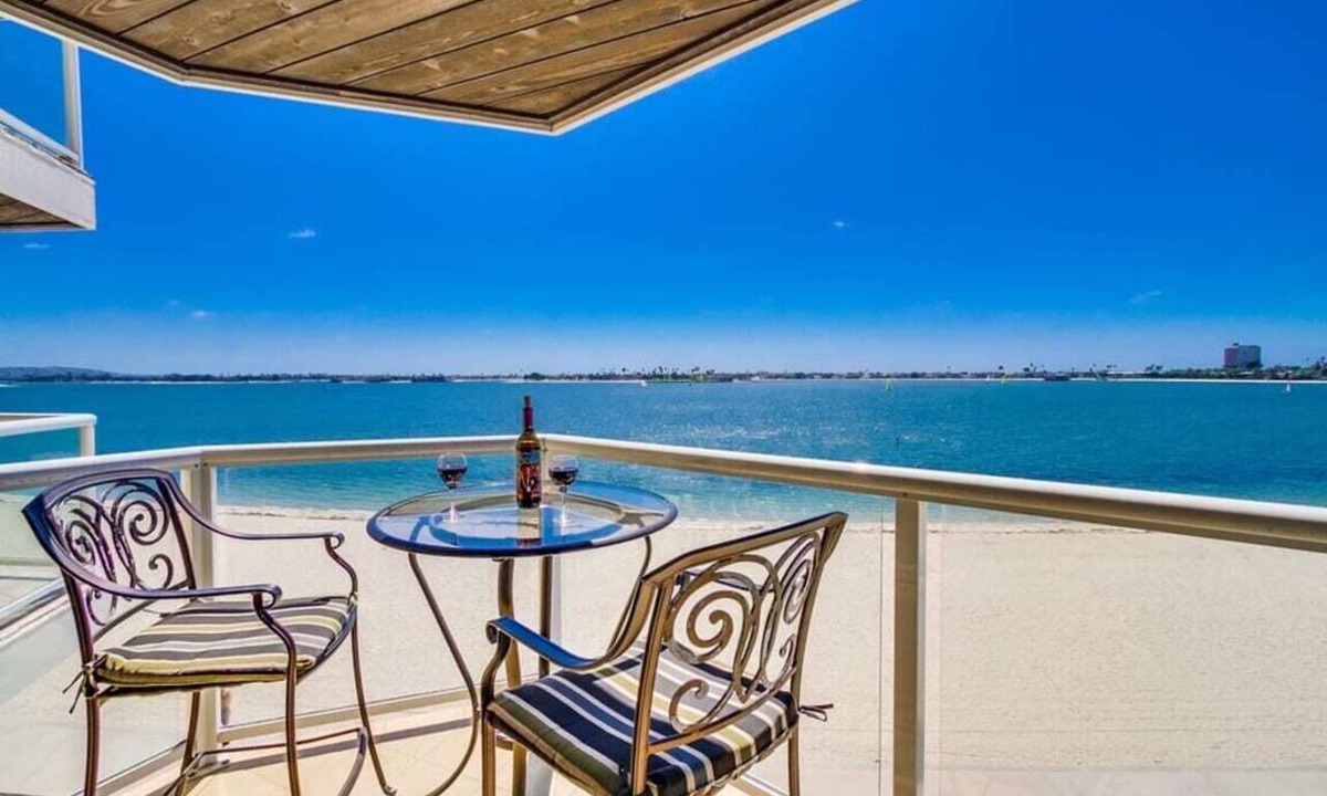 Crown Point Condo | Bayfront Balcony, beach access, parking, bikes