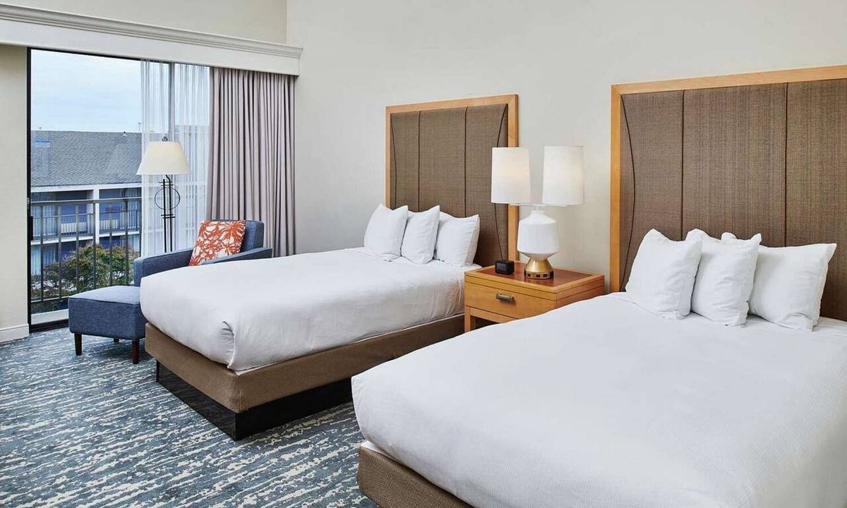 Berkeley Hotel | Bayfront Stay Near Berkeley Marina + Dining & Pool