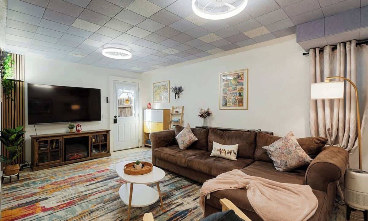 Sharp Park Apartment | Beach Block 2BR Retreat w/ Palm Courtyard Walk to Ocean Near SF