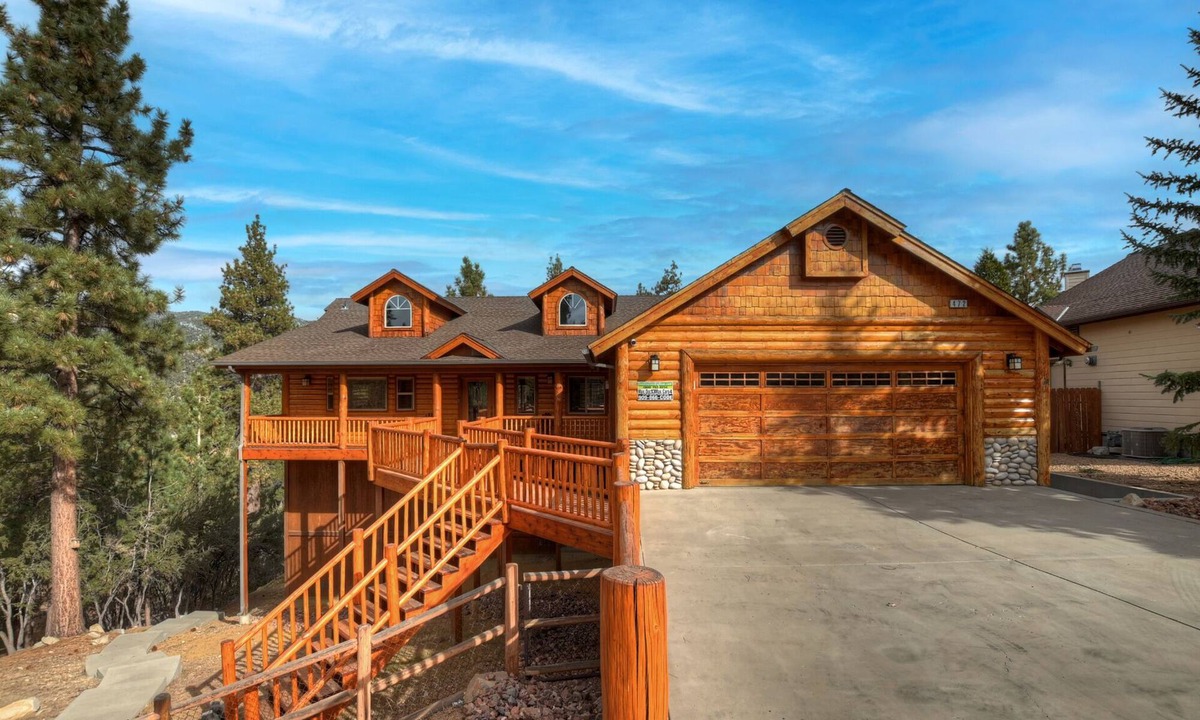 Castle Glen Estates Cabin | Bear Pause By Destination Big Bear: Castle Glen Estates Log Cabin Home! PET FRIENDLY! Fully Fenced! Pool Table! HOT TUB! Boarders Eagle Preserve!