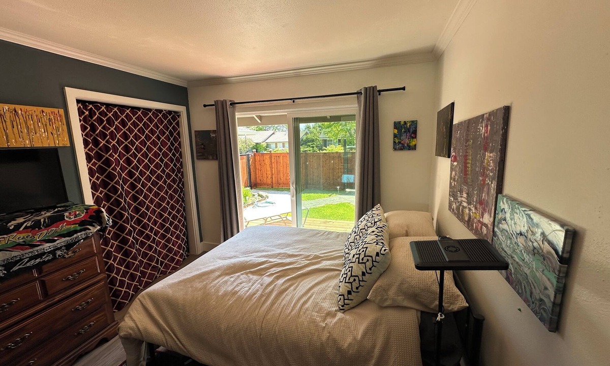 Novato House | Beautiful private secure quiet 3-bedroom house w/pool jacuzz garage and WiFi