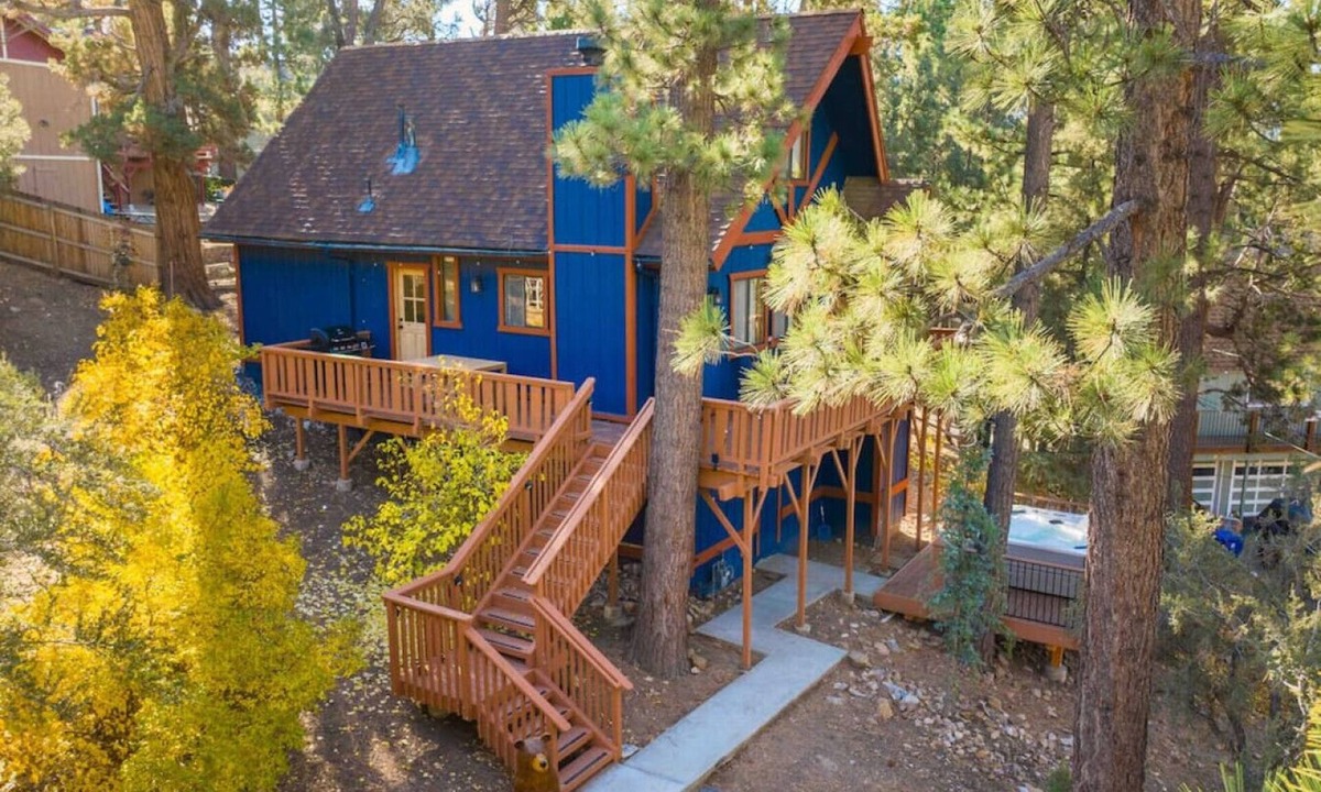 Whispering Forest Cabin | Big Blue|Rustic Modern, Jacuzzi, Centrally located