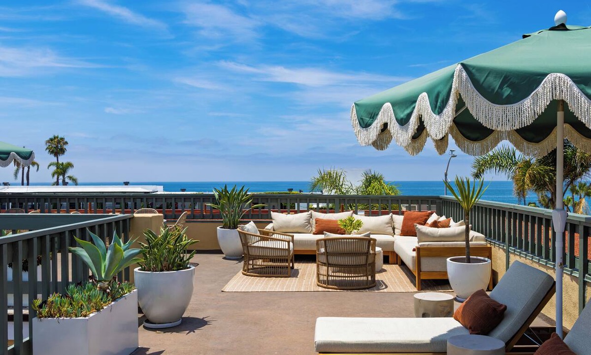 Diamond Crestview Hotel | Boutique Hotel | Rooftop Ocean Views + Pool + Hot Tub | Walk to Everything