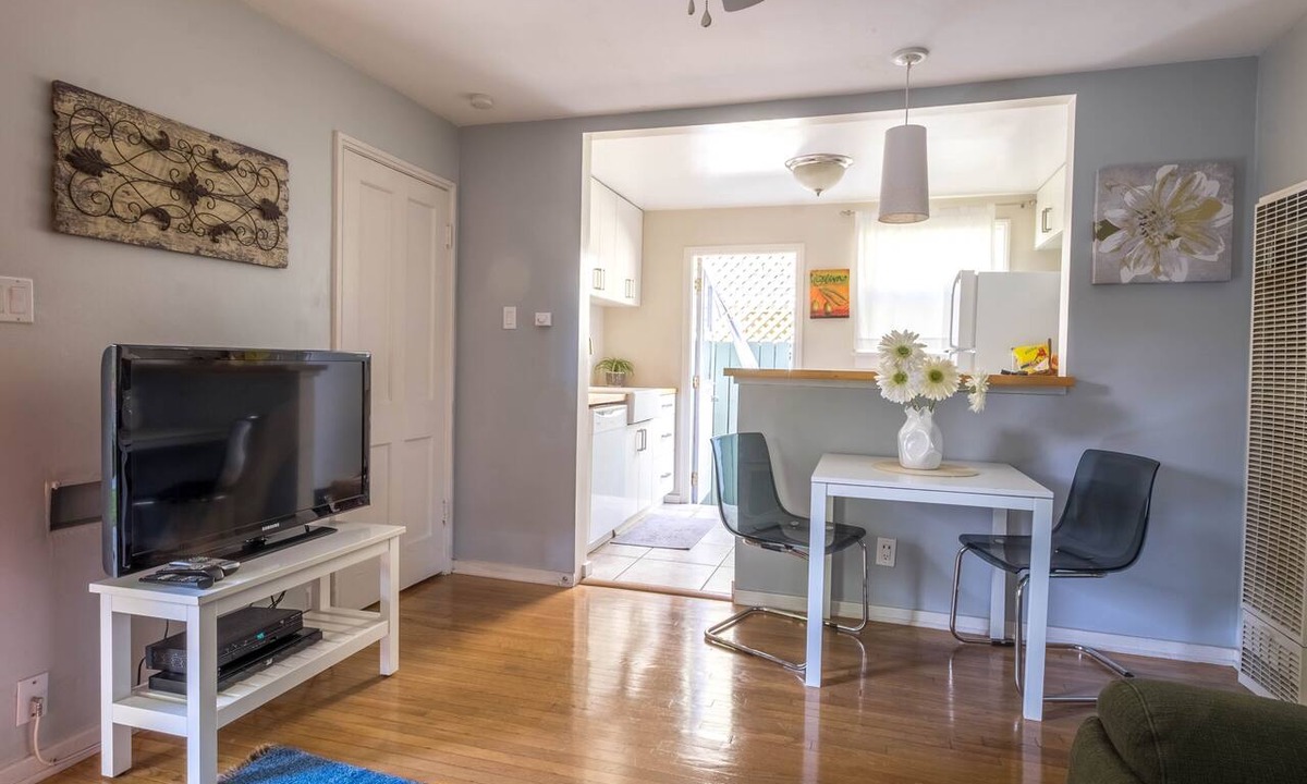 North Central Apartment | Bright one-bedroom bungalow, located near all Pasadena’s best attractions.