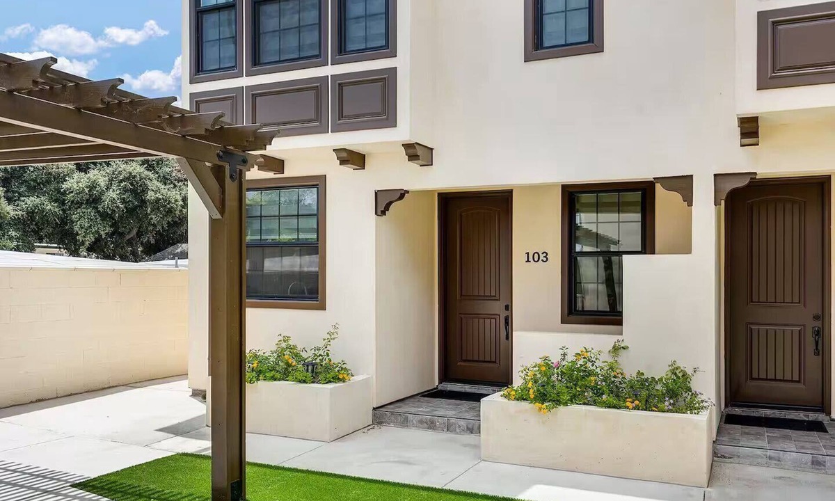 Mid Central Condo | Bright Pasadena Getaway w Patio & Near Old Town