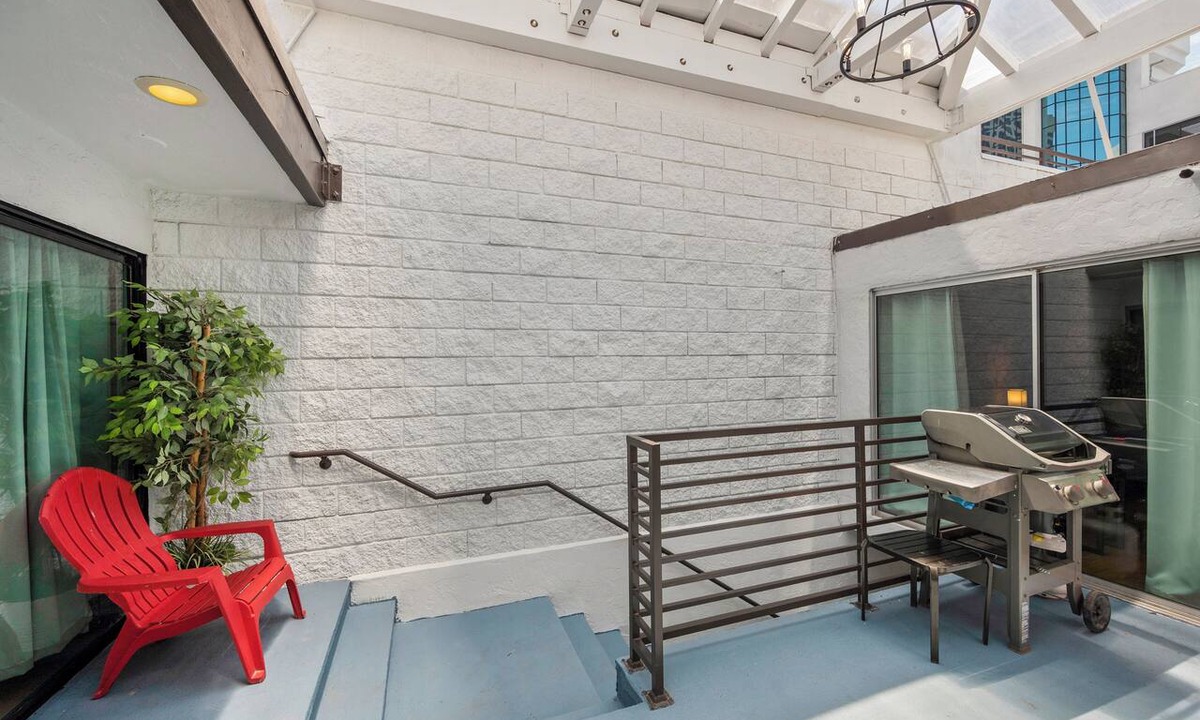 Civic Core Apartment | Bright Remodeled 2 queen beds Studio Close Little Italy