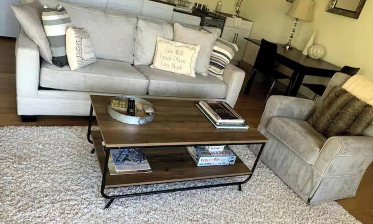 Woodside Apartment | Central 1-bedroom suite in fabulous Woodside walk to Town with AC