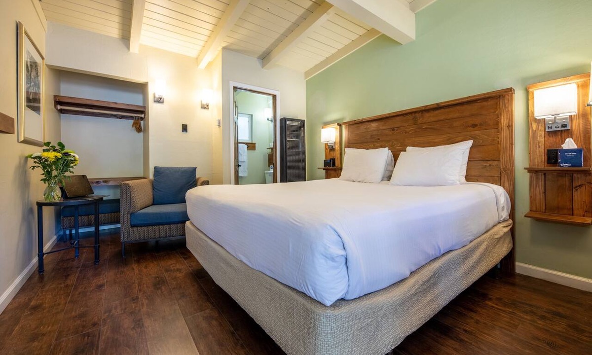 Tahoe Island Hotel | Charming 1-bedroom lodge in South Lake Tahoe for a relaxing stay
