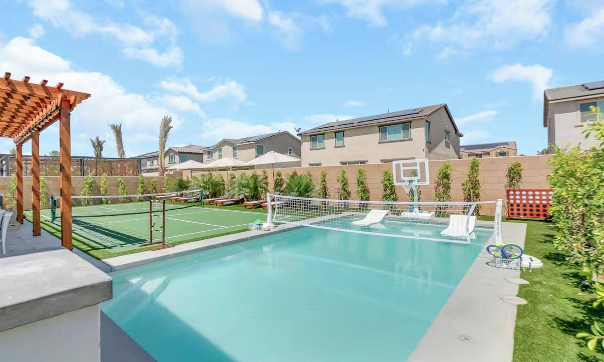 Coachella House | Charming 7-bedroom house Pickleball+Spa+Pool+BBall+13Beds