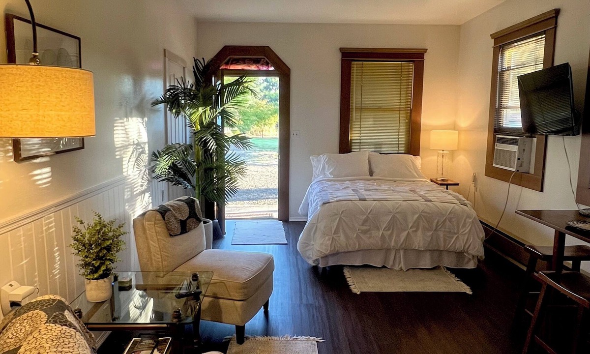 Roseburg Cottage | Charming cottage studio in serene environment perfect for a relaxing getaway