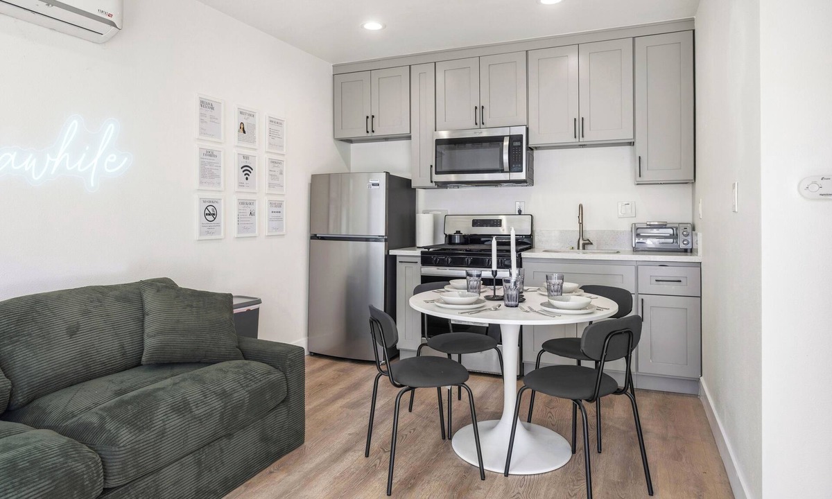 Garden Grove Apartment | Charming Garden Grove Studio Private Entry 10 Min to Disneyland