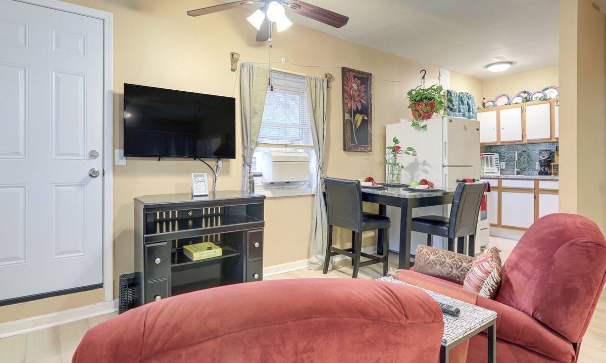 Stone Mountain Apartment | Charming Stone Mountain Studio: Deck & No Steps