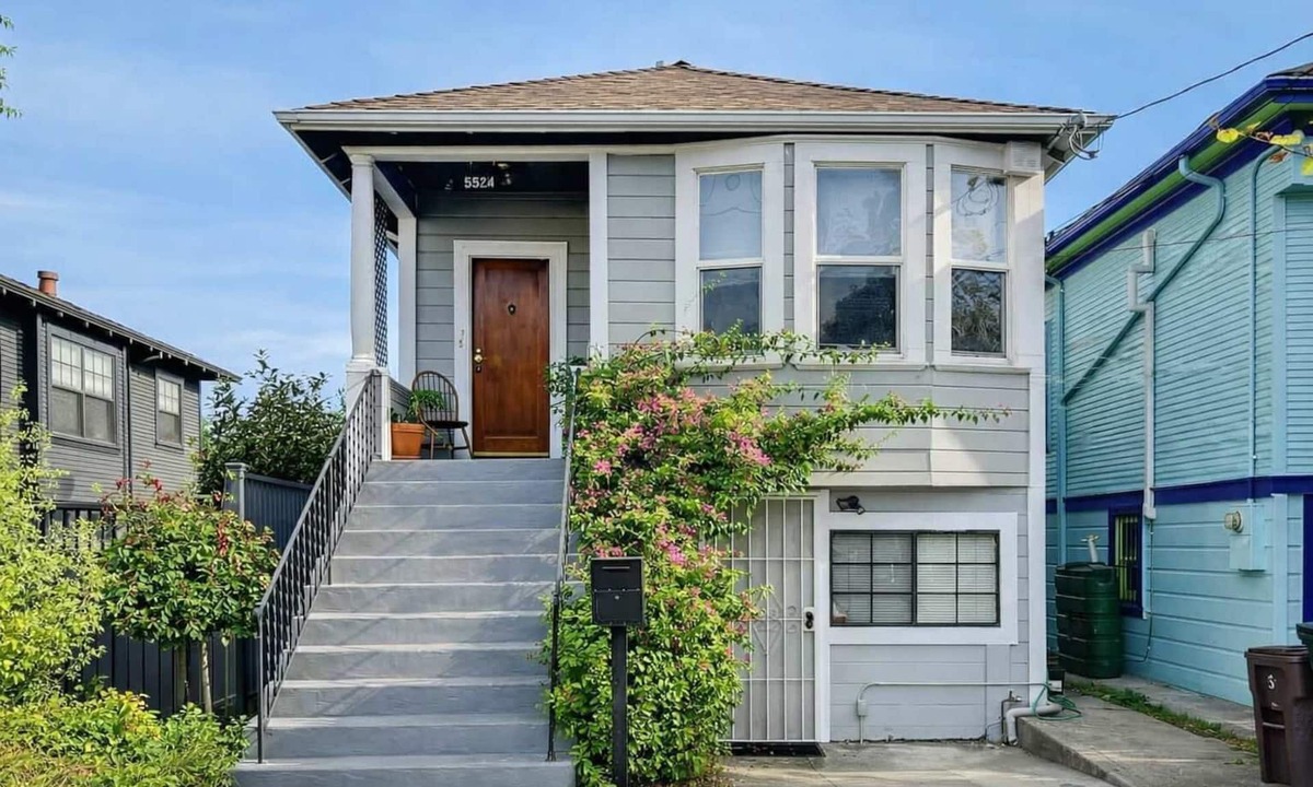 Golden Gate Apartment | Charming Vintage 2BR Apartment in Oakland