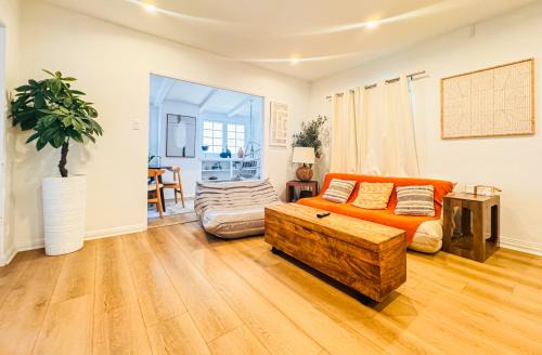 Westwood House | Chic 2BD - Beverly Hills - West Hollywood Border