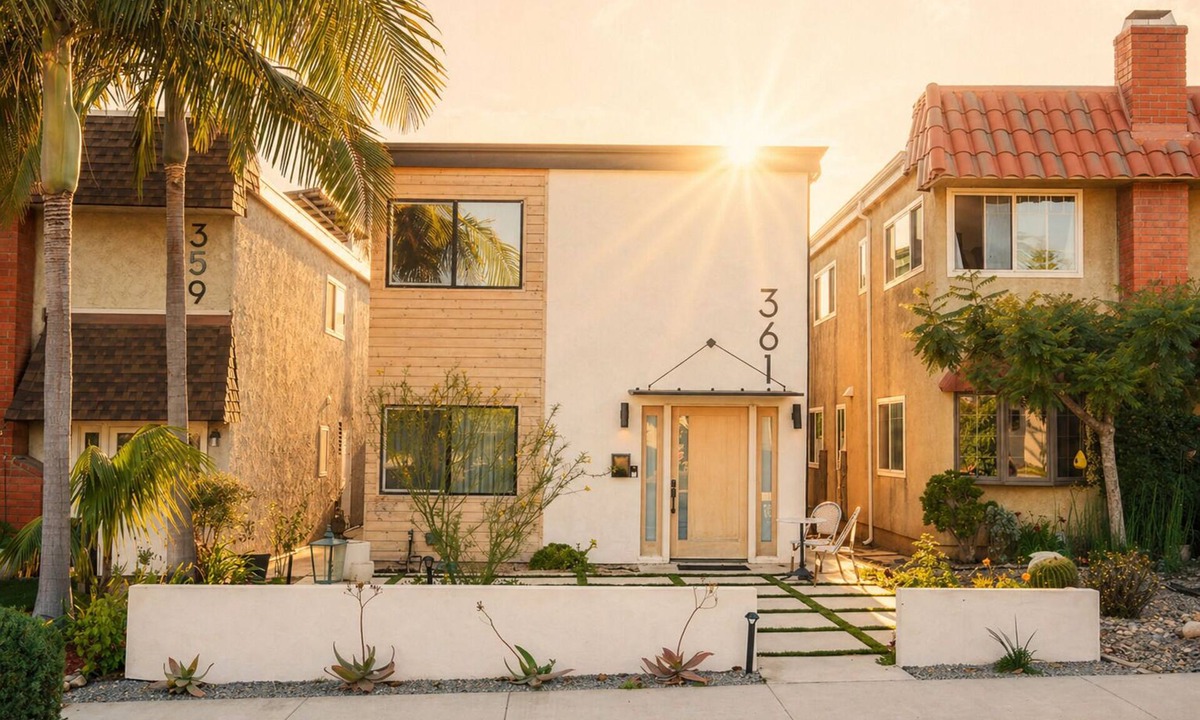 Harbor House | Chic Designer Home, Walkable to Marine Stadium and Minutes to Beach & 2nd Street