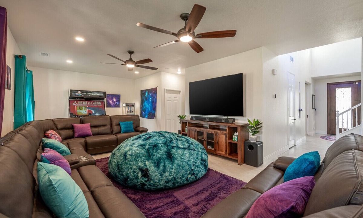 Bella Vida House | Coachella Play: 6BR Multi-Gen Fun Zone and Retreat with free heated pool