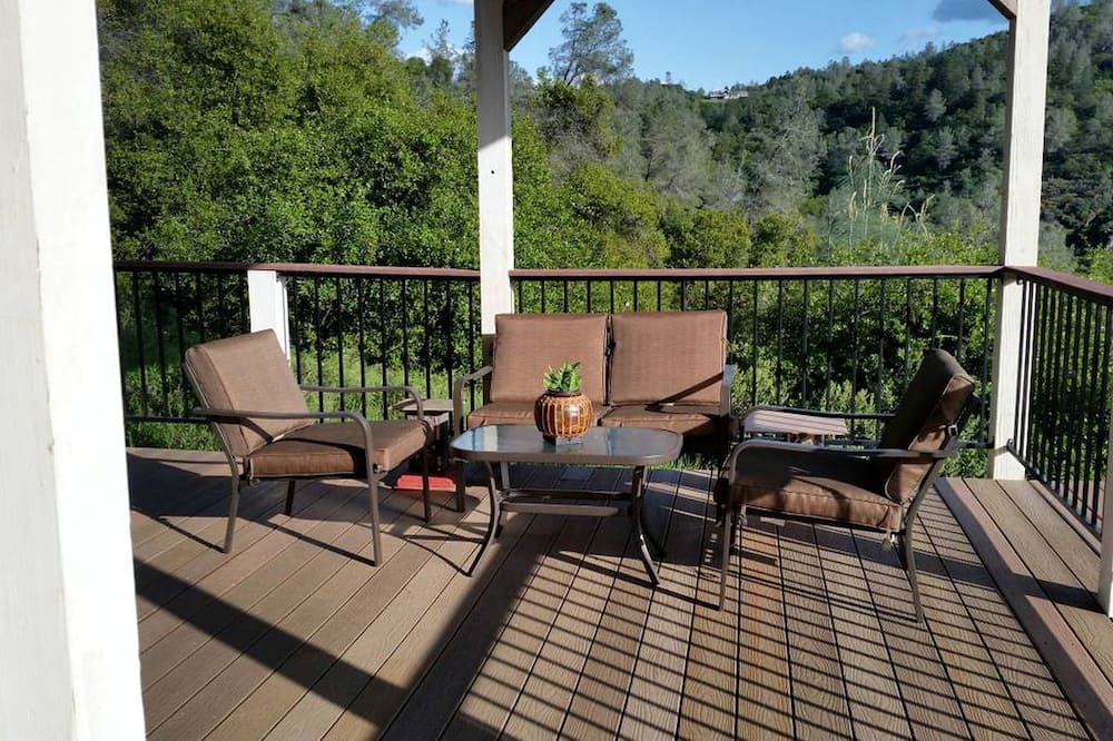 Penn Valley Cabin | Comfortable Upper Floor Mountain Getaway in Penn Valley, California