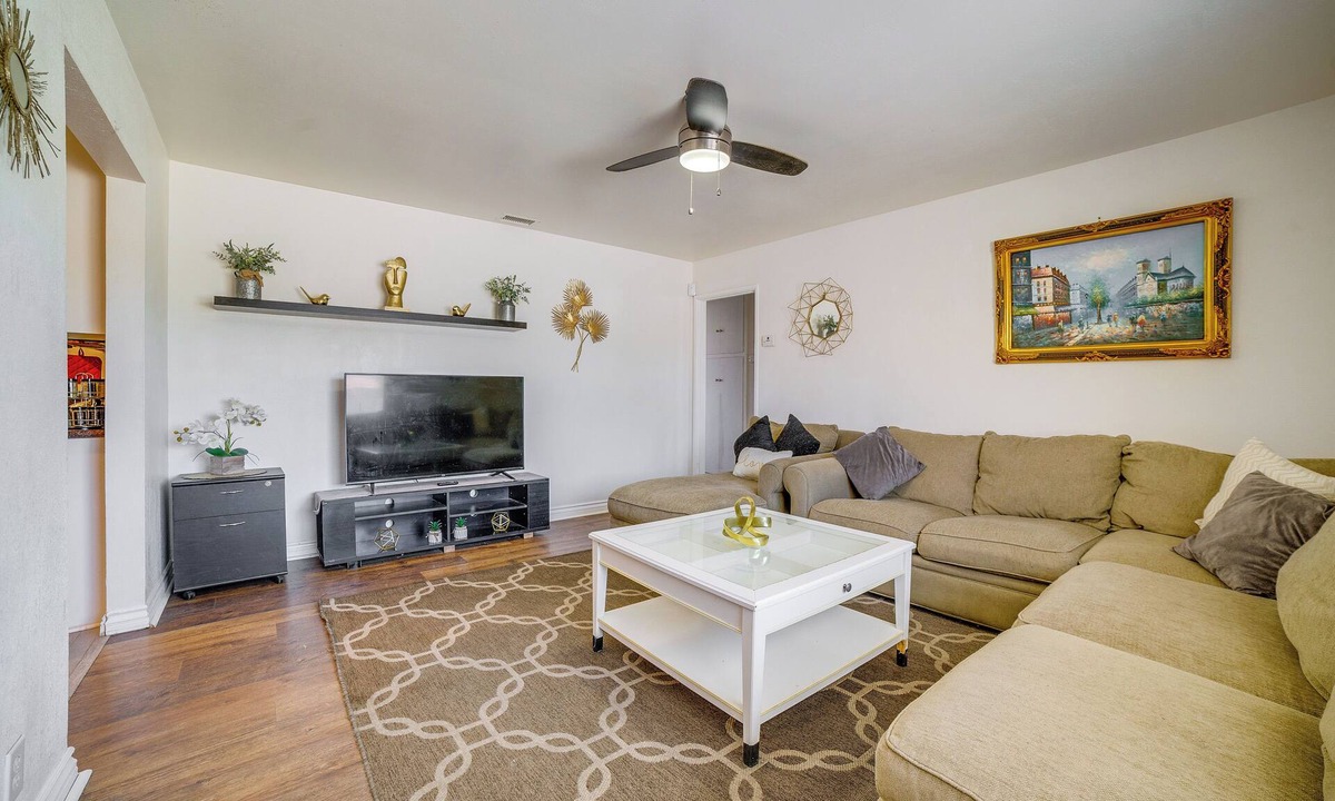 Riverside House | Commuter Friendly! Extended Stay in Riverside