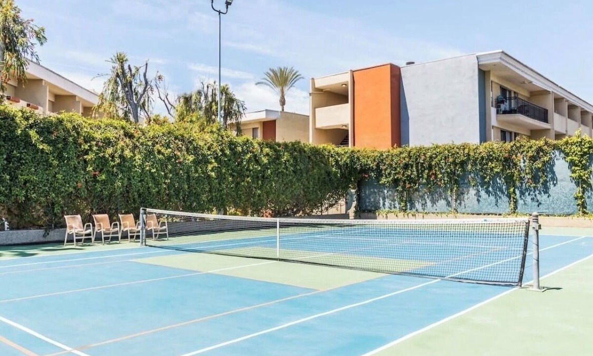 Sherman Oaks Apartment | Cozy 2-bd apt in charming Los Angeles with AC, gym, pool, tennis ! text !