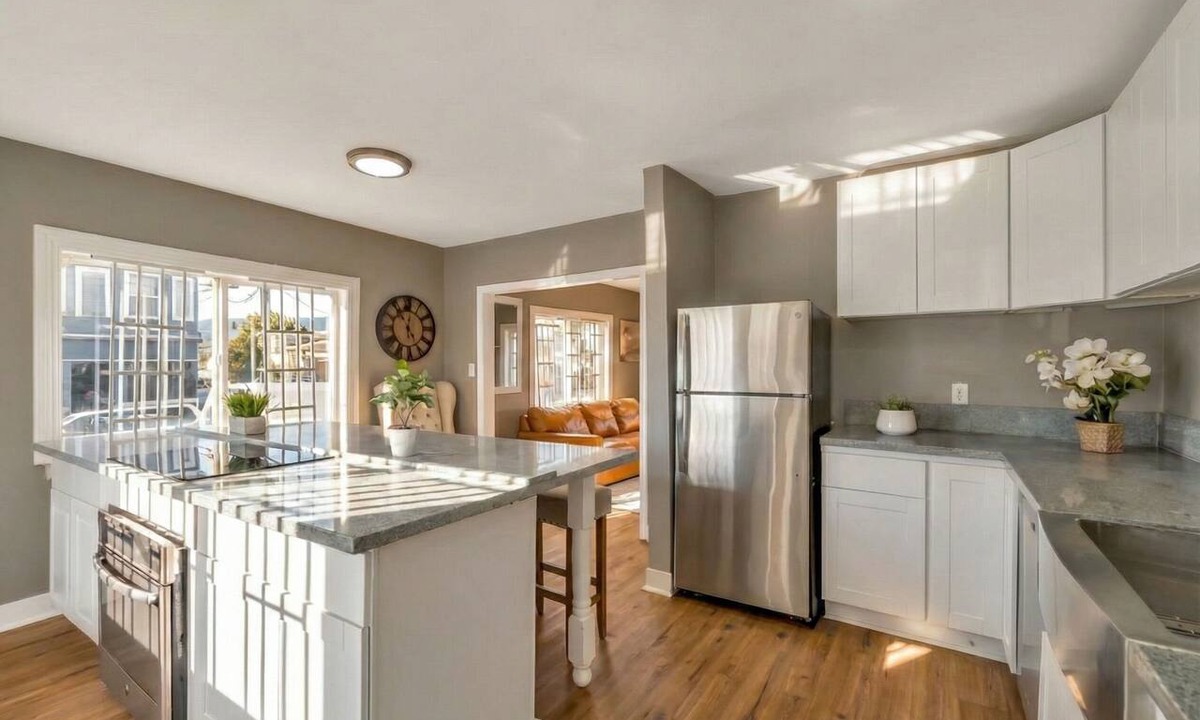 Oakland House | Cozy Oakland 2BR Home - Near Airport, BART & I-880