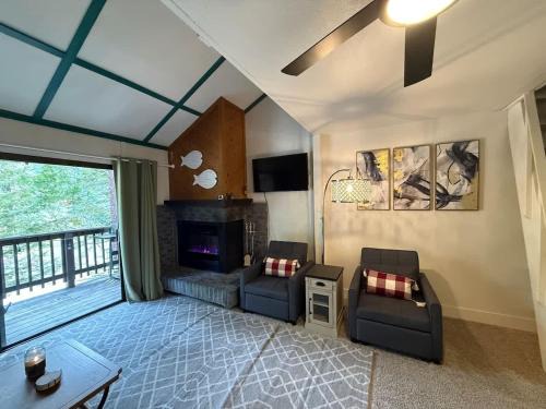 Shaver Lake House | Cozy Shaver Lake Studio with Pool and Hot Tub In Bretz Mill Condominiums