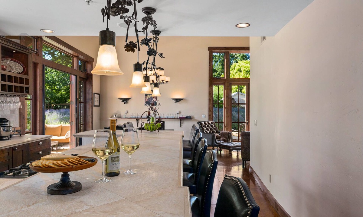 Kenwood House | Custom Winemaker's home - WALKING distance to 9 wineries! This is the place.