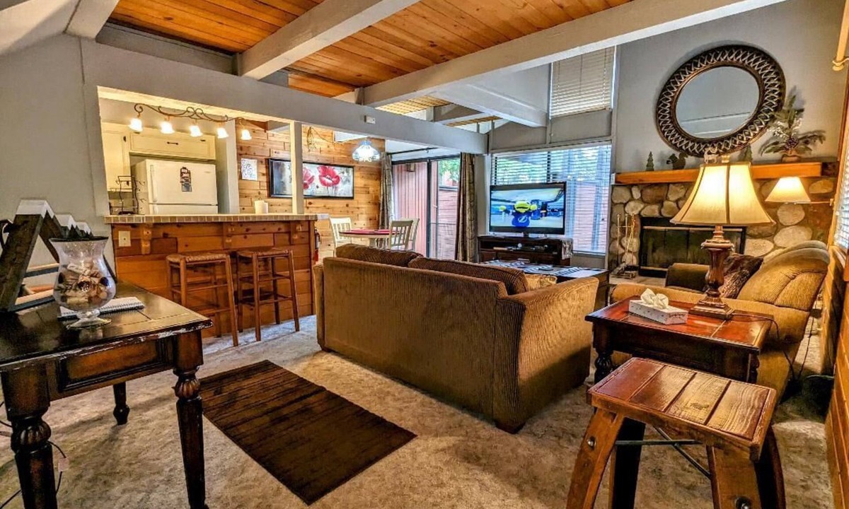 Big Bear Lake House | Deluxe 2-Bedroom Ski Retreat Walk to Snow Summit Mountain Resort