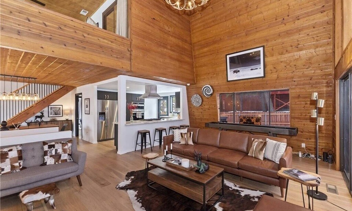 Upper Moonridge House | Designer cabin w/sauna & hot tub 1 mile from Bear mountain