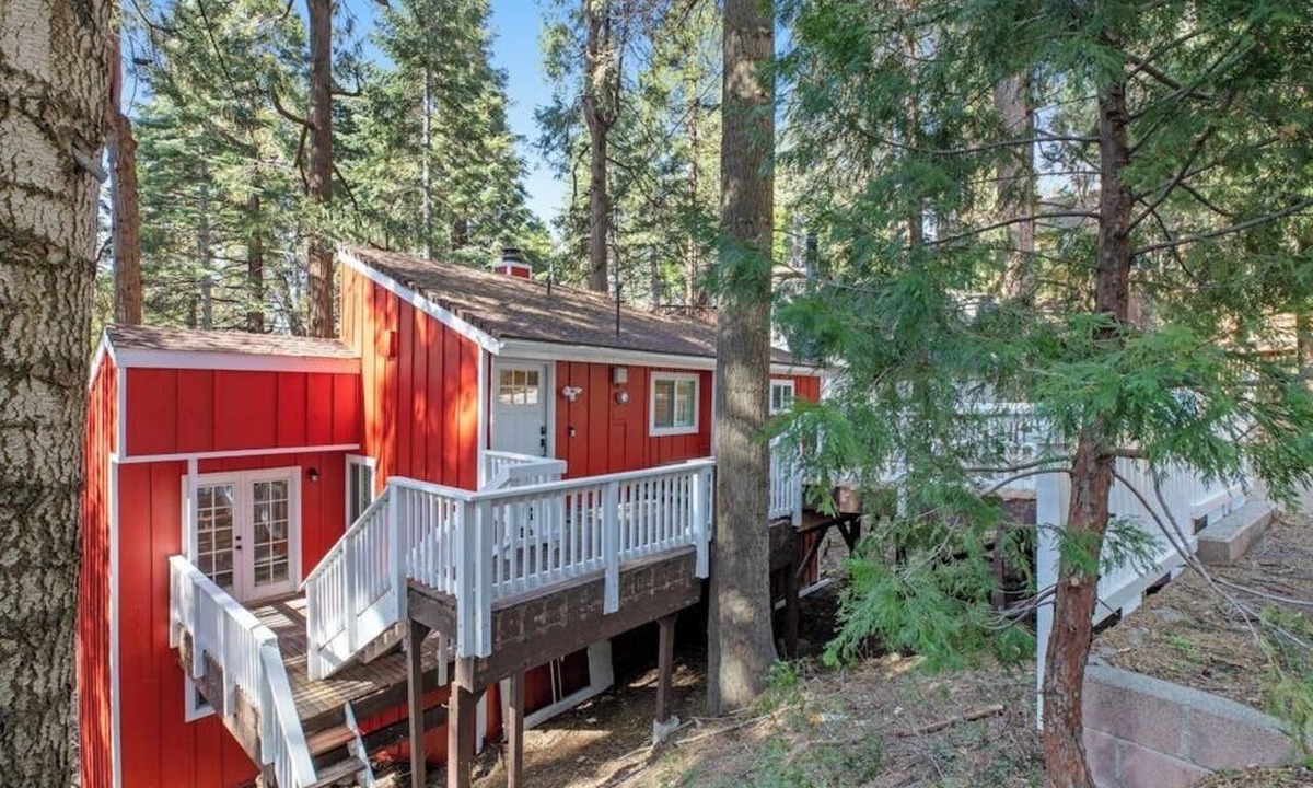 Arrowhead Villas Cabin | Dog-friendly Arrowhead Villas cottage with deck, fireplace & W/D- great locale