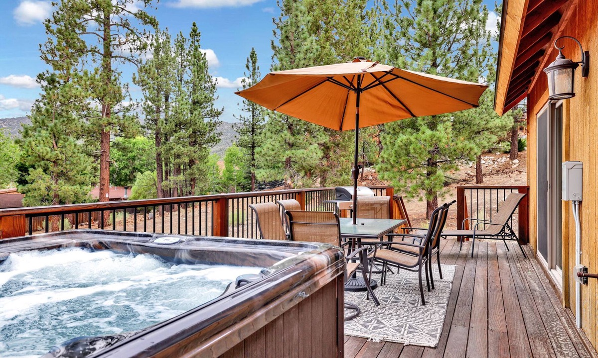 Castle Glen Estates Cabin | Eagle Ridge Views Log Cabin w/Hot Tub + Games