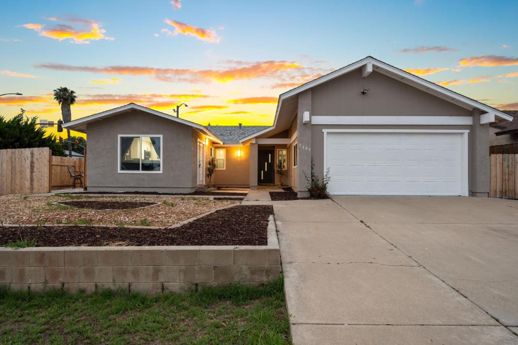 La Presa House | Entire Private Home with Hot Tub, Garage, King Bed, 3 Bedrooms 2 Bathrooms, Available Now