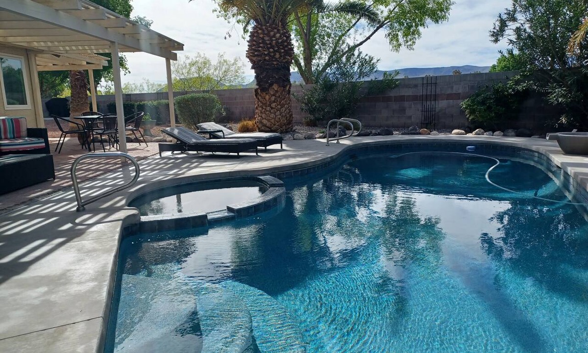 Green Valley House | Expansive PRIVATE Mtn View! Pets Welcome! Pool Spa, Firepit BBQ 15 mn Strip