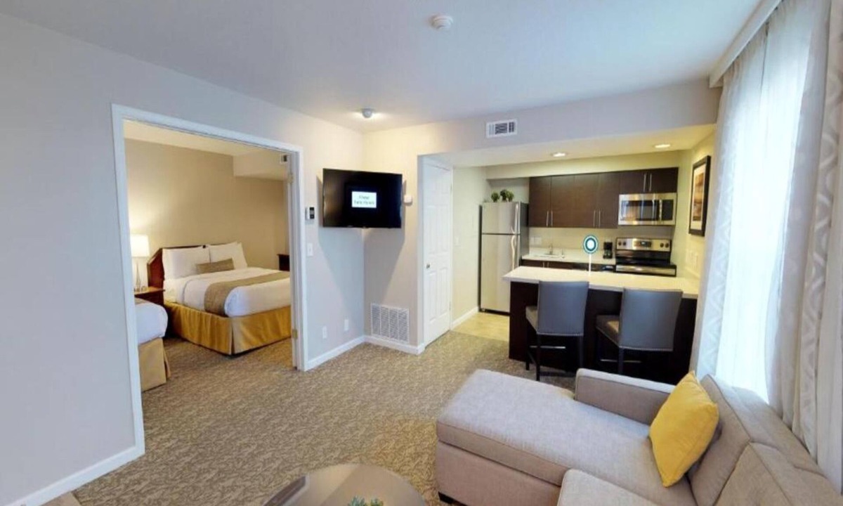 Newark Hotel | Family-Friendly 1BR Suite w/Kitchen + Living Area Near Newpark Mall + Breakfast