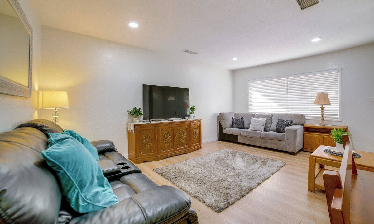 Rialto House | Family-Friendly Home 7 Mi to Dtwn San Bernardino!