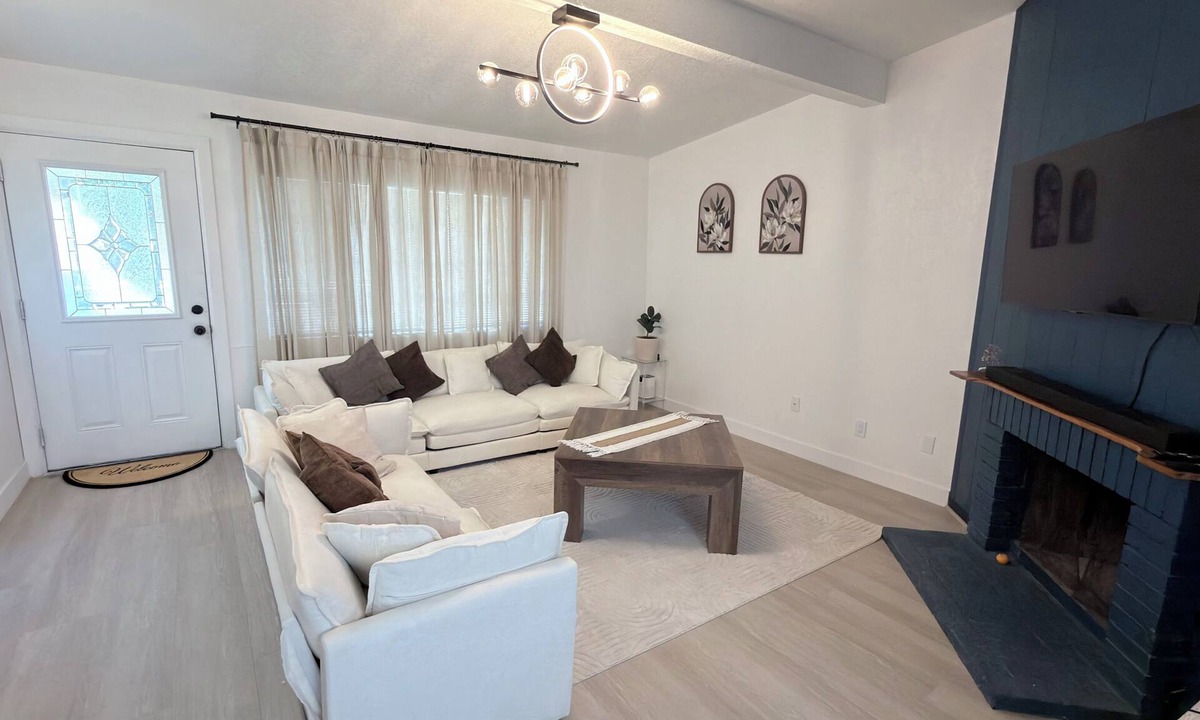 Stockton Apartment | Fantastic 2-bedroom duplex with AC in charming Stockton