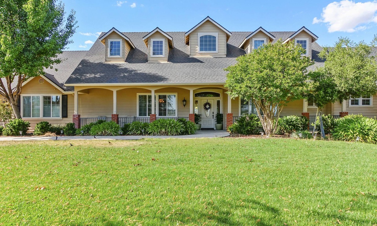 Paso Robles House | Fenced BBQ Yard + Game Table | Paso Robles | Peace of Mind